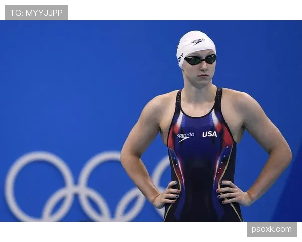 凯蒂莱德基居然在休息日穿得比派对女王还张扬，这生活也太不像游泳冠军了吧？